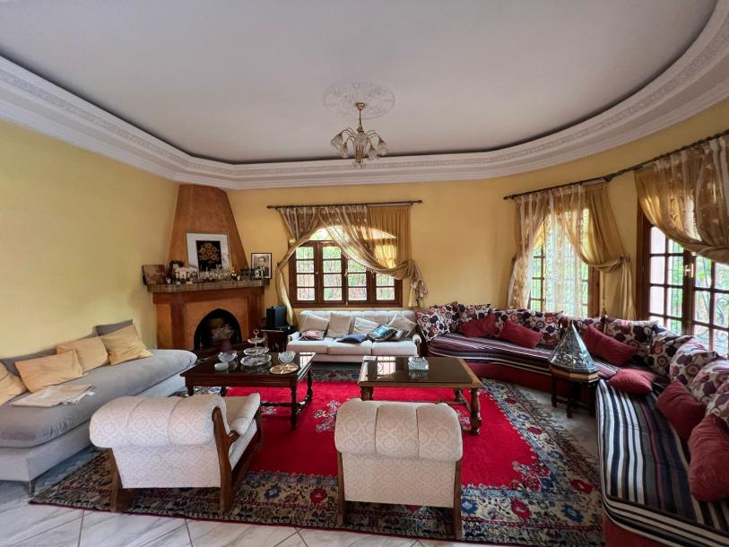 Elegant Villa with Pool, Garden, Hammam, and Spacious Living Areas for Sale-9